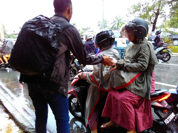 Anak Himikawa Untan Berbagi Takjil Gratis di Bundaran UNTAN