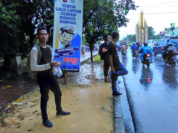 Berbagi Takjil Gratis dari Anak HIMIKAWA UNTAN Pontianak di Bundaran UNTAN