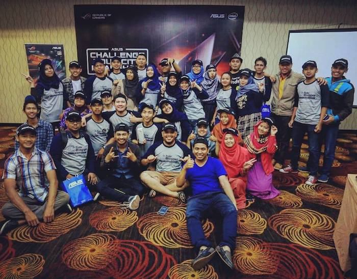 Foto Bareng Komunitas Blogger Pontianak Saat ASUS Challenge Your City Roadshow 2016