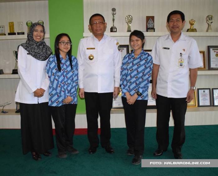 Walikota Pontianak Sedang Berfoto Bersama Dua Siswi SMPN 1 Perwakilan Indonesia ke Beijing