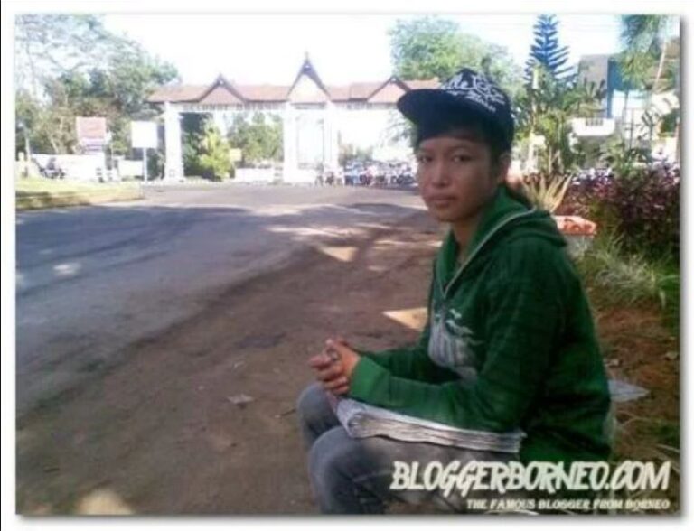 Kisah Gadis Kecil Penjaja Koran, Tetap Berprestasi Meski Waktu Belajar Terbagi