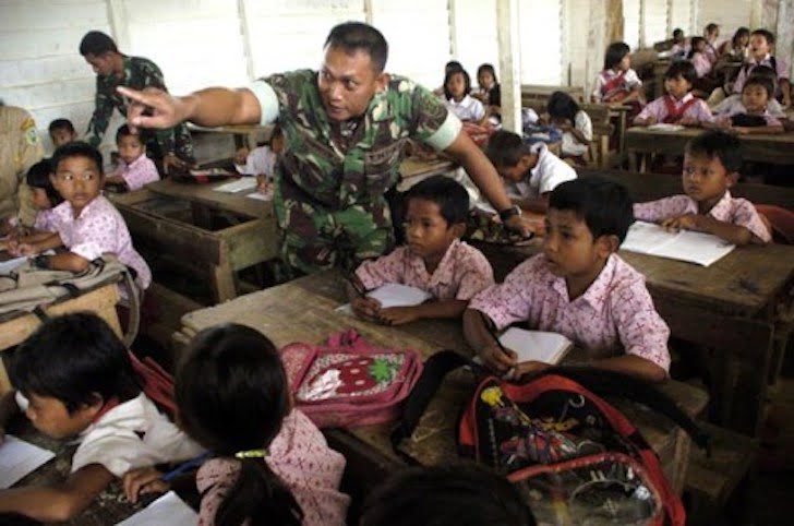 Anggota TNI Sedang Mengajar di Sekolah Perbatasan Indonesia Malaysia