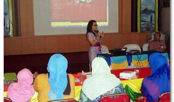 Owner Delicia Cake Sedang Memberikan Presentasi