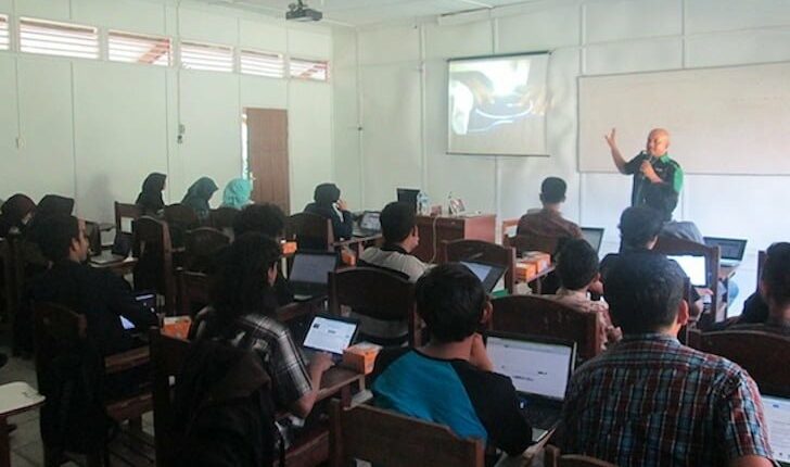 Blogger Borneo Sedang Memberikan Pelatihan Blog di FAPERTA UNTAN 2015
