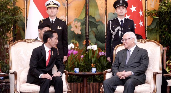 Pertemuan Jokowi -Tony Tan Keng dengan Bendera RI