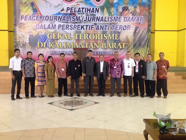 Foto Bareng Panitia Bersama Pemateri Pelatihan Jurnalisme Damai di Pontianak