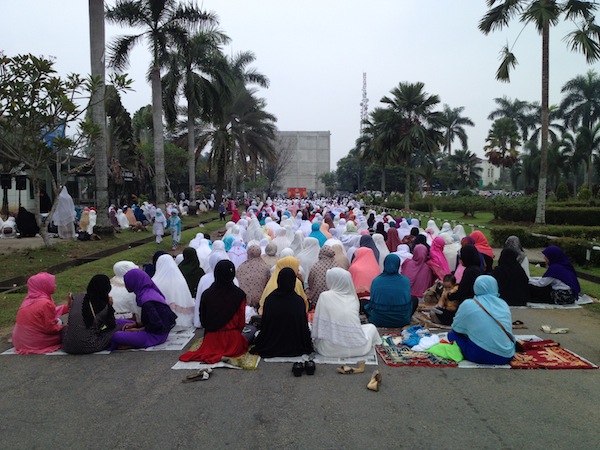 Para Peserta Tabligh Akbar Tampak Memenuhi Halaman Auditorium Untan Pontianak (Foto: Dok. Pribadi)