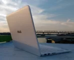 ASUS ZenBook UX305FA dengan Latar Belakang Jembatan Kapuas Pontianak