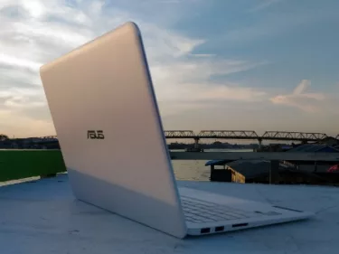 ASUS ZenBook UX305FA, Desain Tipisnya Membuatku Berpaling Hati