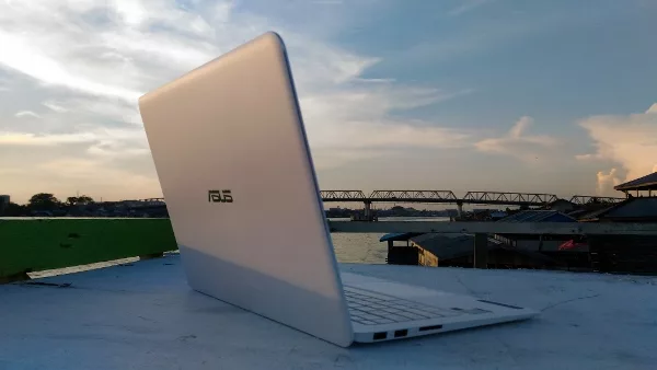 ASUS ZenBook UX305FA dengan Latar Belakang Jembatan Kapuas Pontianak