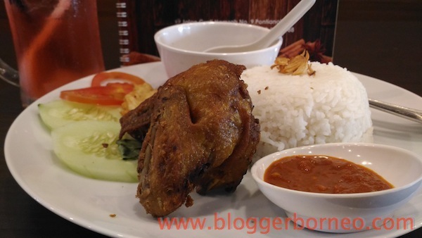 Kayu Manis Resto dan Desert Cafe Ayam Penyet Goreng Kayu Manis