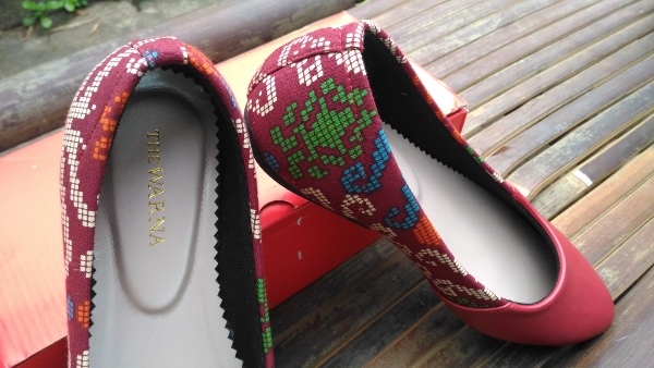 Model Sepatu Batik The Warna Red Borneo