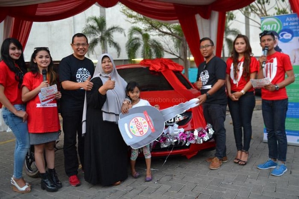 Salah Seorang Peserta Karnaval Hiburan Telkomsel Cirebon Mendapat Hadiah Mobil
