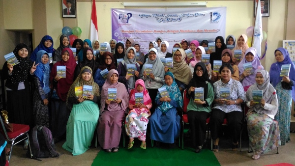 Foto Bareng Peserta Wanita Milad FLP 19 Kalimantan Barat