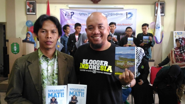 Milad FLP 19 Kalbar - Kado Buku dari Komunitas Blogger Pontianak