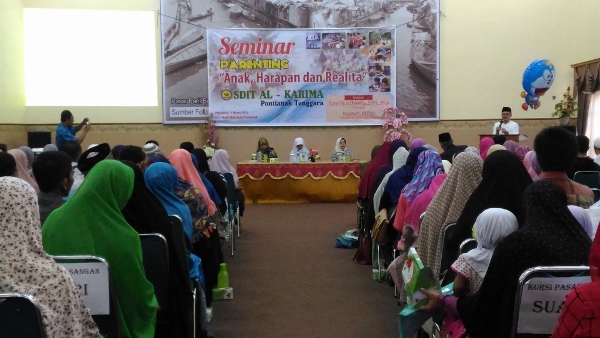 Para Peserta Seminar Parenting SDIT Al-Karima Pontianak