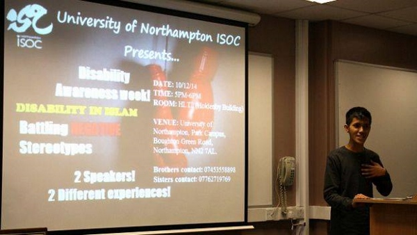 Muhammad Zulfikar Sedang Memberikan Presentasi