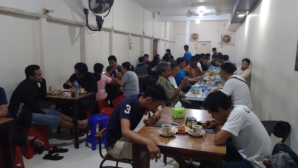 Suasana Ruangan Dalam Warkop Asiang Merapi