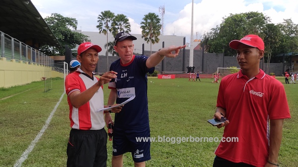 Lee Hawkins Sedang Memberikan Pengarahan Coke Kicks 2016 Pontianak