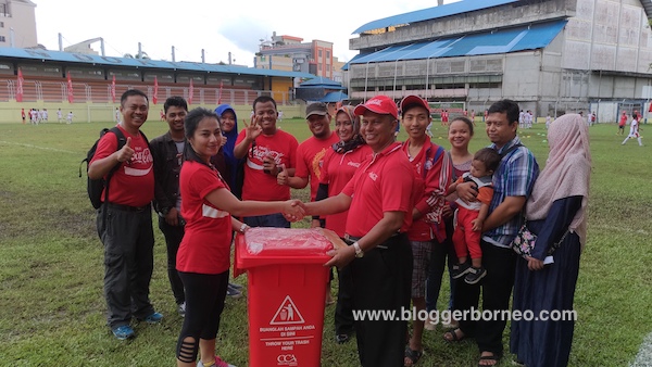 Penyerahan Simbolis Donasi Tempat Sampah Coke Kicks 2016 Pontianak