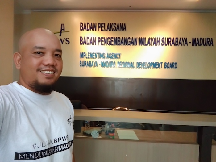 FamTrip Menduniakan Madura - Selfie di Kantor BPWS