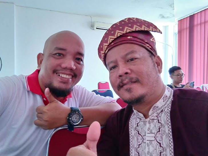 Blogger Borneo Foto Bersama dengan Salah Seorang Peserta Pelatihan PontiMarket