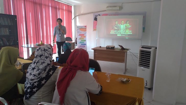 Perwakilan Telkomsel Memberikan Presentasi di Event Perdana PontiMarket