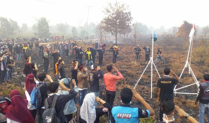 Upacara Bendera di Tengah Lahan yang Telah Terbakar