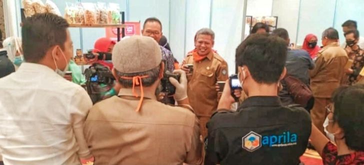 Bupati Kubu Raya Muda Mahendrawan Saat Mengunjungi Stand UMKM Borneo Istimewa