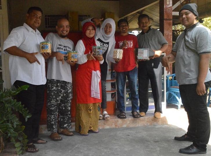 Tim PontiMarket Melakukan Kunjungan ke Salah Seorang Pelaku UMKM Pontianak Tim PontiMarket Melakukan Kunjungan ke Salah Seorang Pelaku UMKM Pontianak