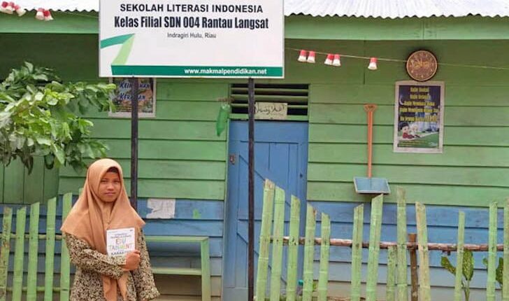 Guru Honorer Mengajar di Pedalaman Indonesia