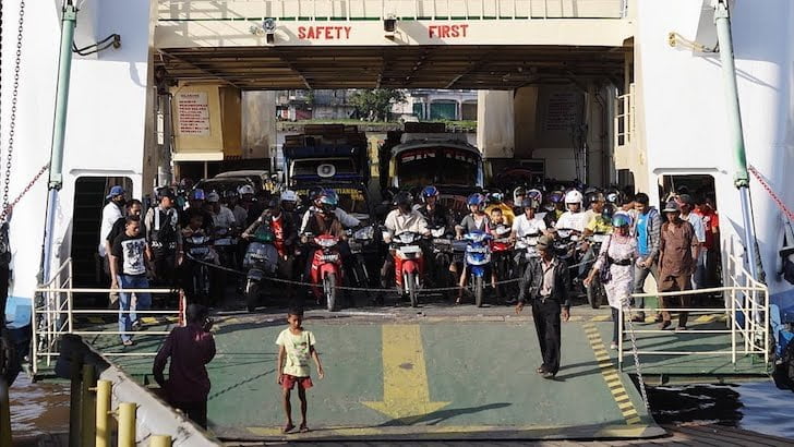 Kapal Fery Penyeberangan Bardan Siantan