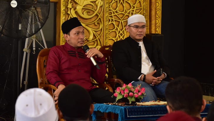 Ustadz Salim A Fillah Sedang Memberikan Tausyiah di Masjid Raya Mujahidin