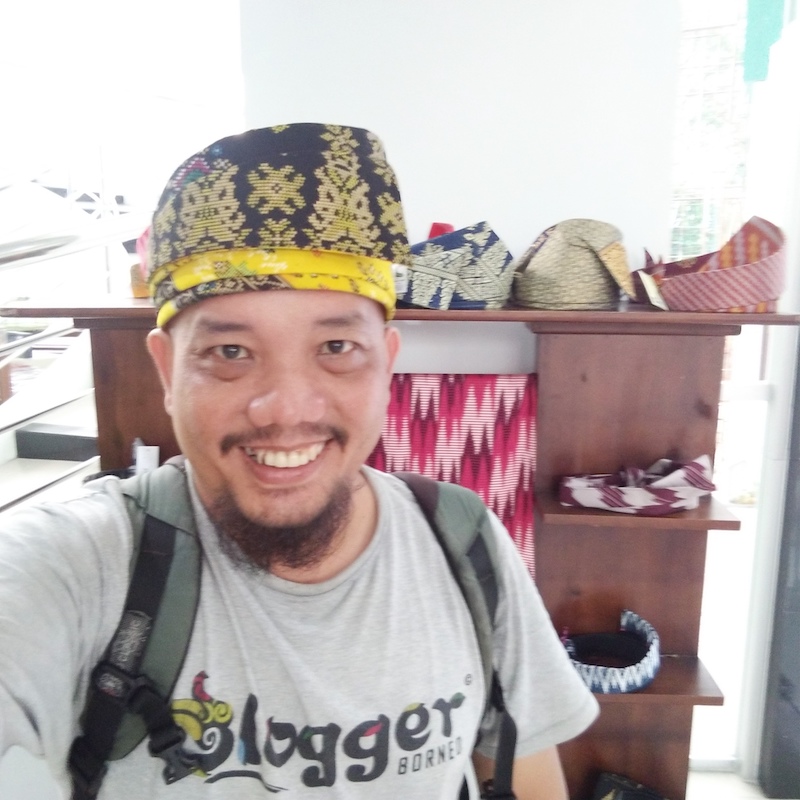 Blogger Borneo Menggunakan Tanjak Melayu UMKM Center Pontianak