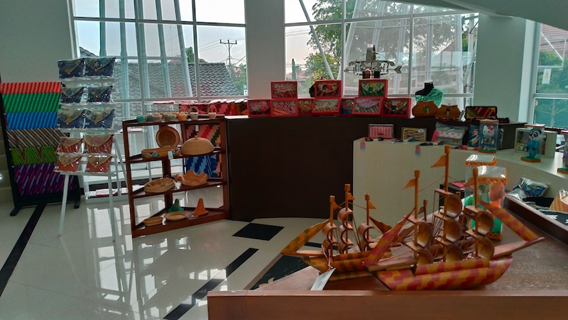 Koleksi Miniatur dan Clutch UMKM Center Pontianak