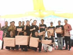 Manajemen M150 Berikan Bantuan kepada Nelayan Berprestasi di Sungai Kakap Kubu Raya