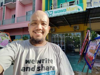 Blogger Borneo Selfie Front of WawaMart Pontianak