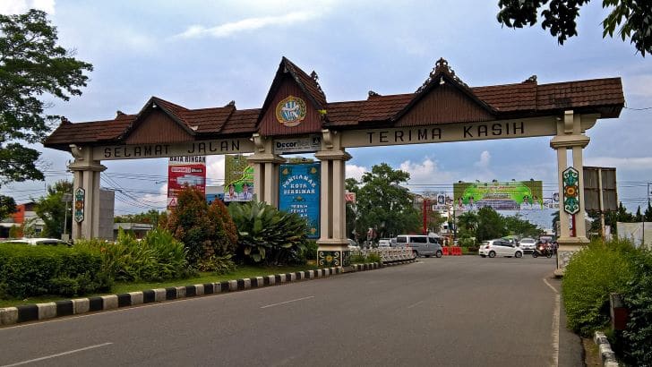 Gerbang Batas Kota Pontianak dengan Kabupaten Kubu Raya