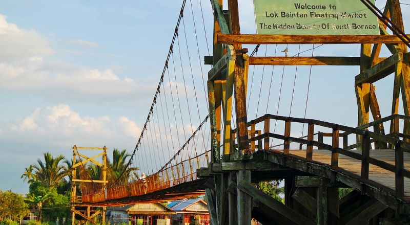 Jembatan Selamat Datang di Kawasan Pasar Terapung Lok Bintan