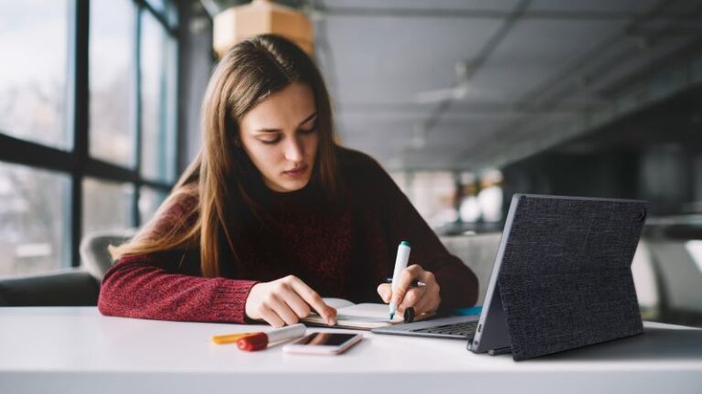 ASUS ExpertBook B3000, Laptop Fleksible dengan Daya Tahan Baterai Lama