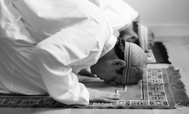 Meninggalkan Shalat dengan Alasan Jama’ dan Qadha’