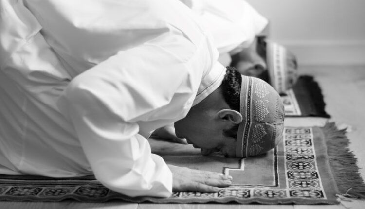 Seorang Muslim Sedang Bersujud