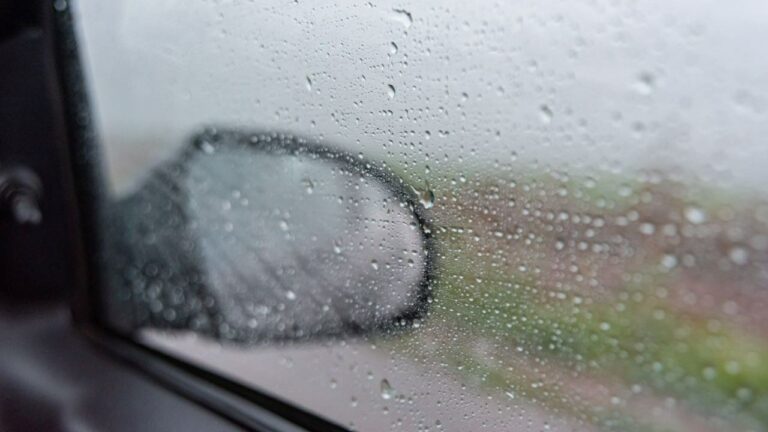 6 Tips Merawat Mobil Saat Musim Hujan