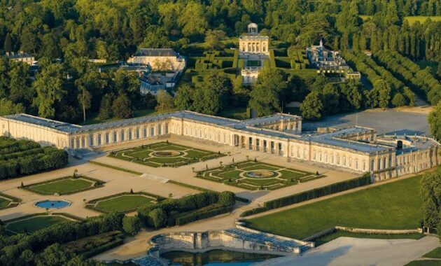 Estate of Trianon: A Tranquil Retreat within the Palace of Versailles Fountains