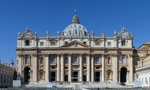 St. Peter’s Basilica Architecture and Statues: A Marvelous Feat of Art and Engineering