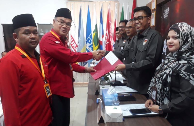 Ketua DPD PDI Perjuangan Kubu Raya Menyerahkan Berkas Dokumen ke Ketua KPU Kubu Raya