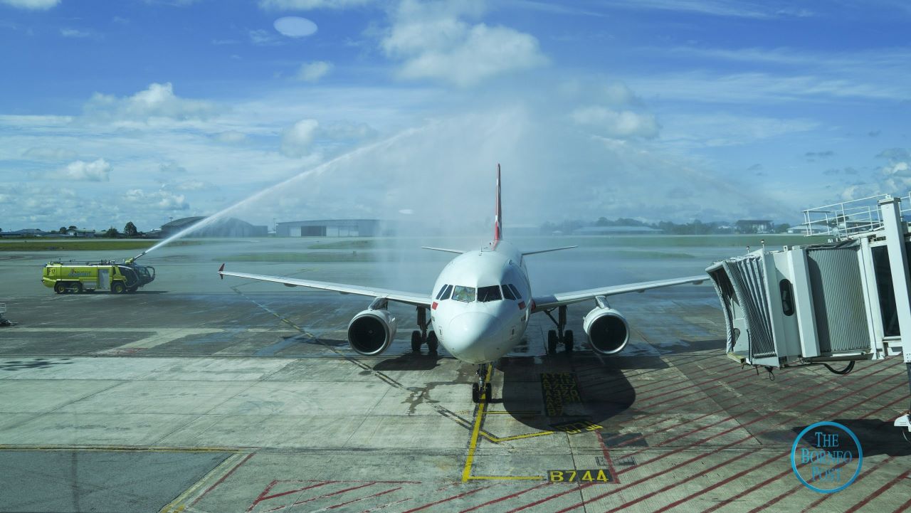 Pesawat AirAsia Baru Tiba di Bandara Internasional Kuching dari Jakarta