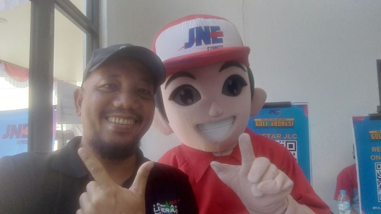 Blogger Borneo Bersama Maskot JNE