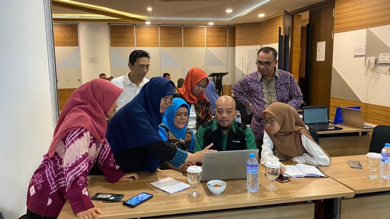 Blogger Borneo Sedang Berdiskusi Kelompok