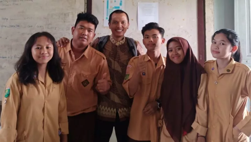 Founder Rumah Bakat Kalbar Foto Bersama Para Siswa SMA Kapuas Pontianak